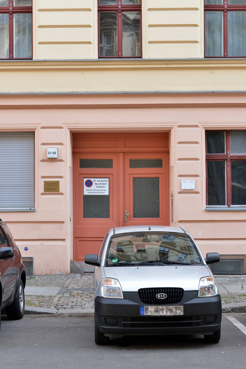 Es sollte eigentlich allgemein bekannt sein, dass es verboten ist, an abgesenkten Bordsteinen zu parken.