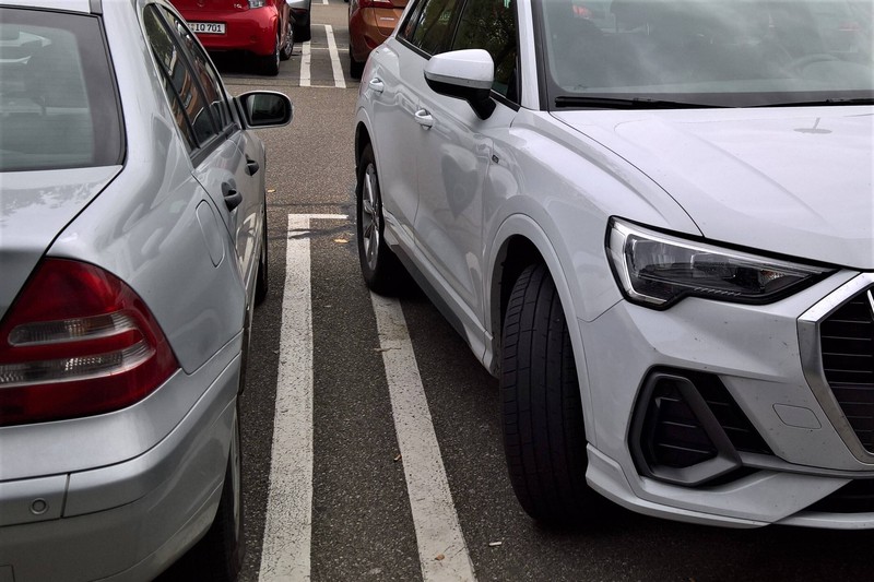 Es sollte weder auf den Linien noch im Bereich des benachbarten Parkplatzes geparkt werden.