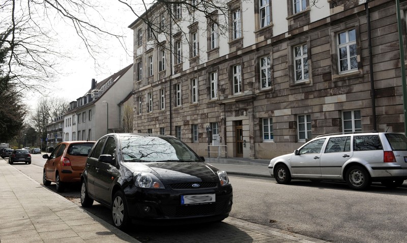 Für Parken entgegen der Parkrichtung kann eine Strafe bis zu 35 Euro fällig werden.