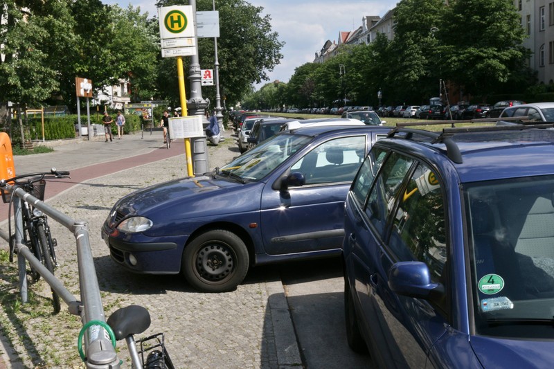 Man sollte immer daran denken, dass man den Abstand zu Bushaltestellen beim Parken einhält.