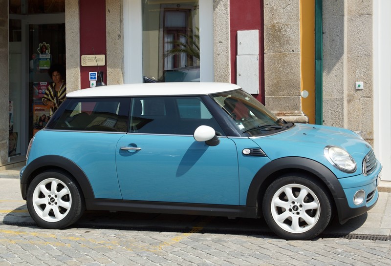 Man sollte mit seinem Auto lieber nicht auf dem Gehweg parken.