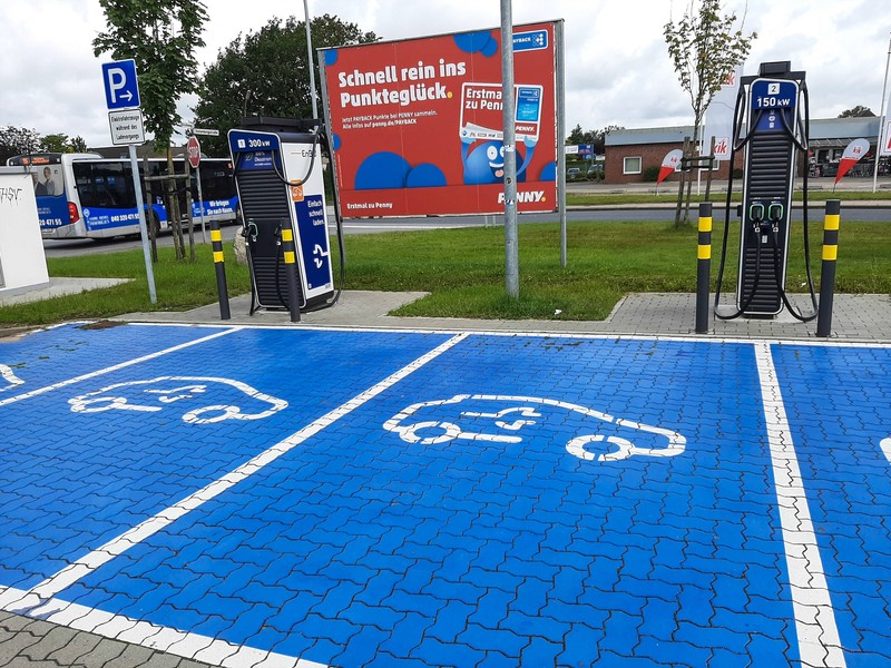 Mit einem Benziner auf einem E-Auto-Parkplatz zu parken wird dich 55 Euro kosten.