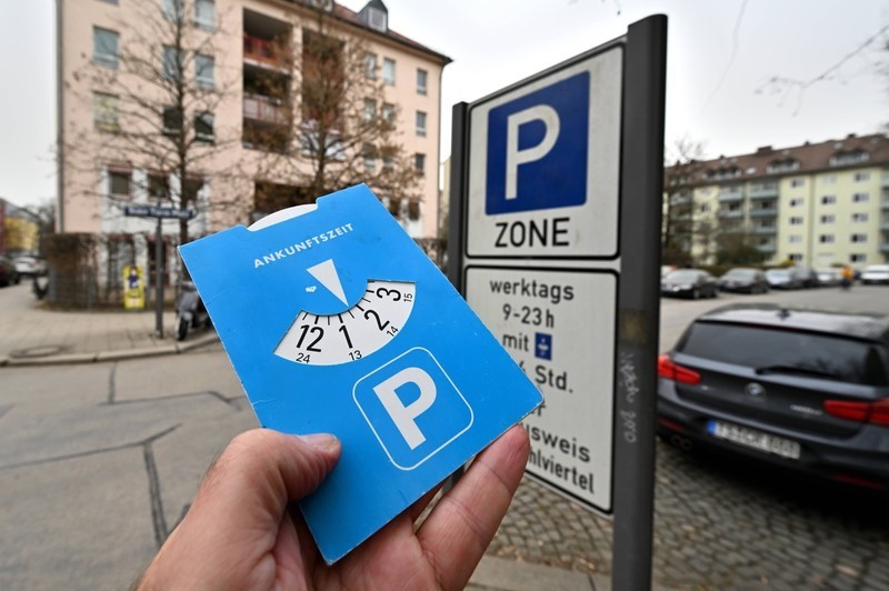 Ob absichtlich oder nicht: Bei falschem Einstellen der Parkscheibe erwartet Autofahrer ein Bußgeld!