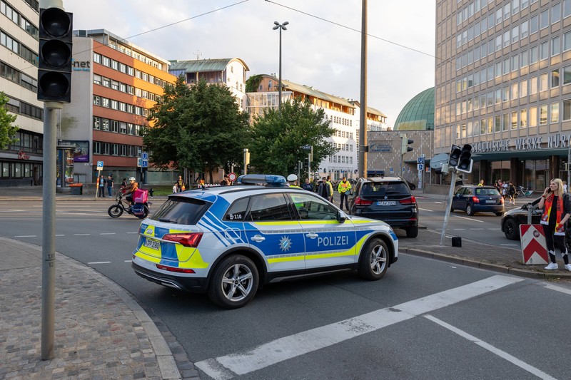 Bei diesen Umständen sollte auf jeden Fall die Polizei gerufen werden.