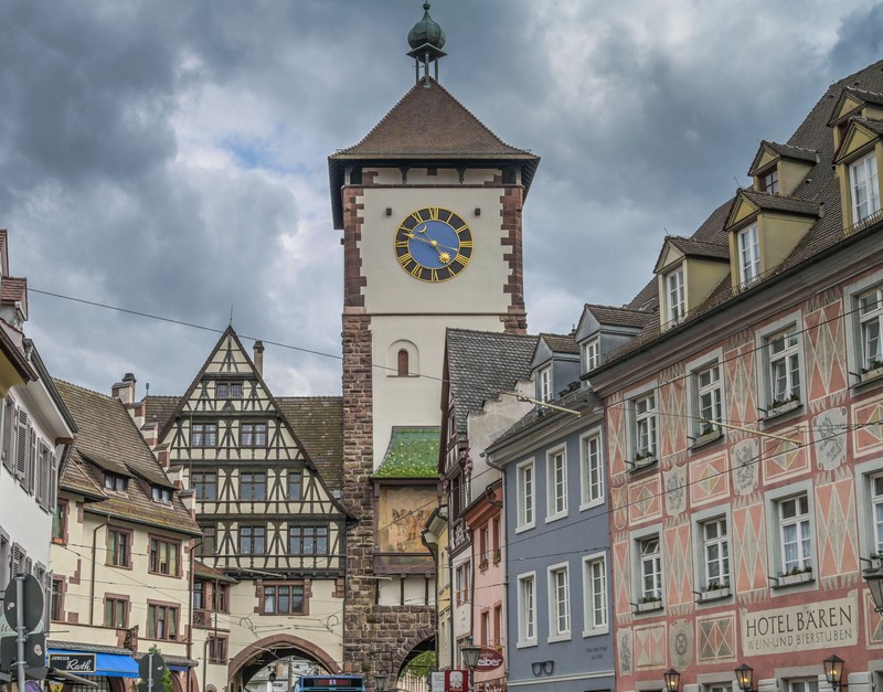 Mit 35 Blitzern pro Hektar Straßenfläche ist Freiburg im Breisgau die Stadt mit den meisten Blitzern. Hier gilt die höchste Blitzer-Warnung.