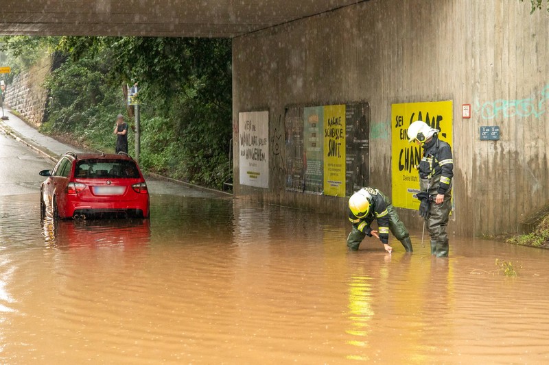 In vielen Orten stand das Wasser bis zu einem halben Meter hoch. Das Wasser ist nun von den Straßen weg, jedoch bleibt eine Menge Schlamm zurück. Die Reinigungsarbeiten laufen auf Hochtouren..