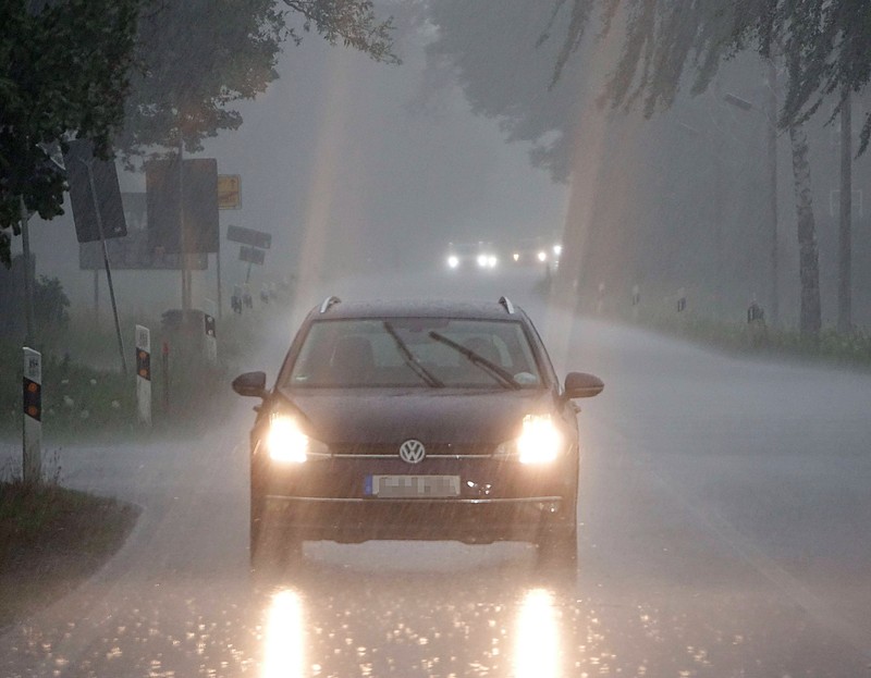 Windböen im Zusammenhang mit Aquaplaning können das Auto unkontrollierbar machen.