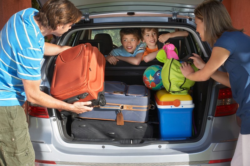 Vor allem wenn das Auto für den Urlaub vollgepackt ist, sind Winterreifen gefährlich.