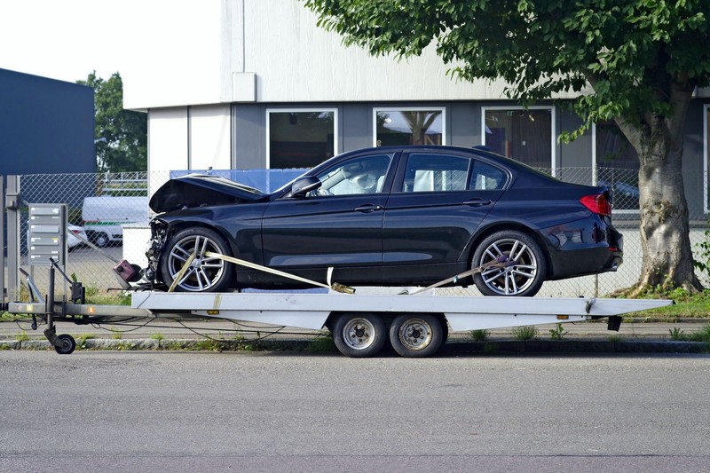 Beschädigte Fahrzeuge müssen teilweise von Abschleppdiensten geborgen werden.