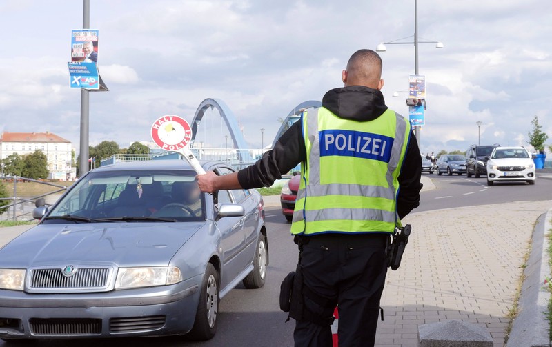 Bußgelder drohen Autofahrer*innen, wenn sie Verkehrsverstöße begehen.