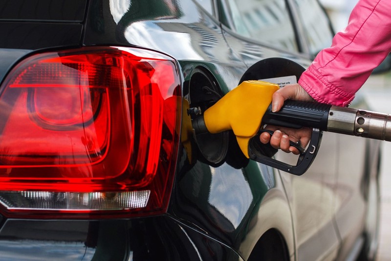 Tanken gehört zu den regelmäßigen Dingen, die Autofahrer*innen zu elendigen haben.