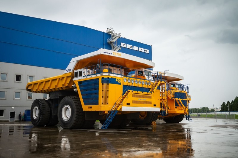 Das Fahrzeug stammt vom belorussischen Hersteller BelAZ