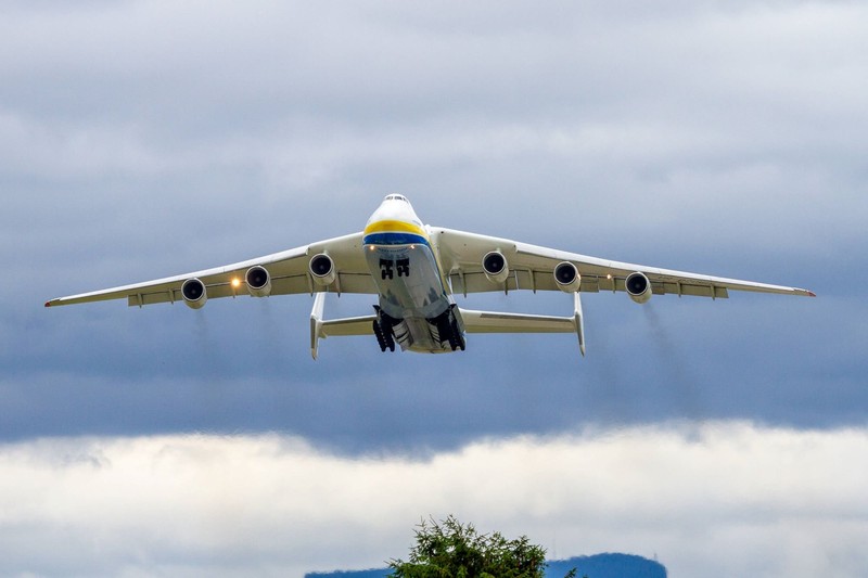 Das sechsstrahlige Flugzeug war ein echter Hingucker.