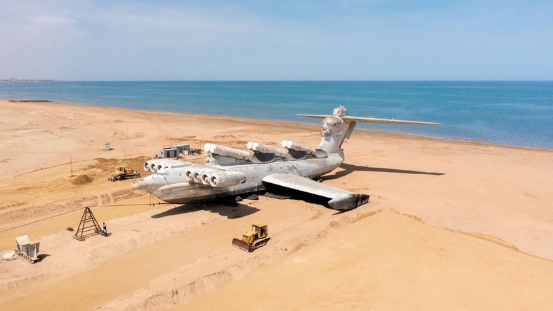 Ein Modell des Flugzeugs liegt an einem russischen Strand.