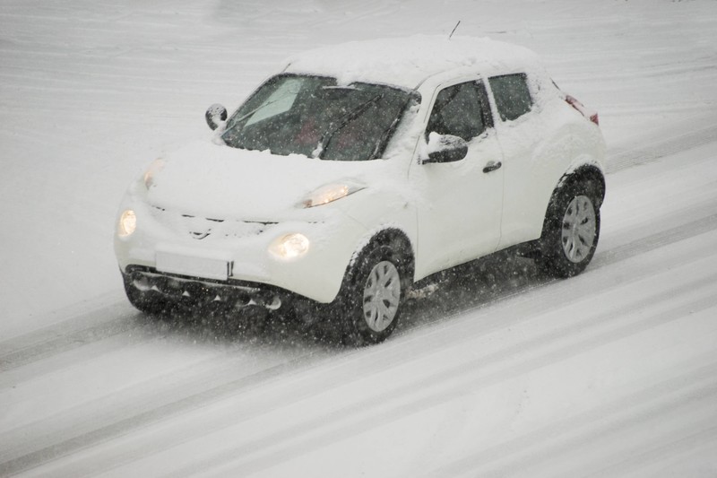 Zu schnelles Fahren im Winter bei schlechter Sicht kann hohe Bußgelder, Punkte und Fahrverbote von bis zu drei Monaten nach sich ziehen.