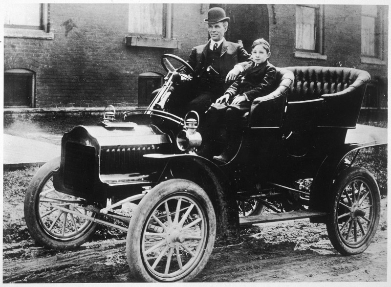 Diese Aufnahme von Henry Ford mit seinem Sohn in einem Modell T ist von ungefähr 1912.