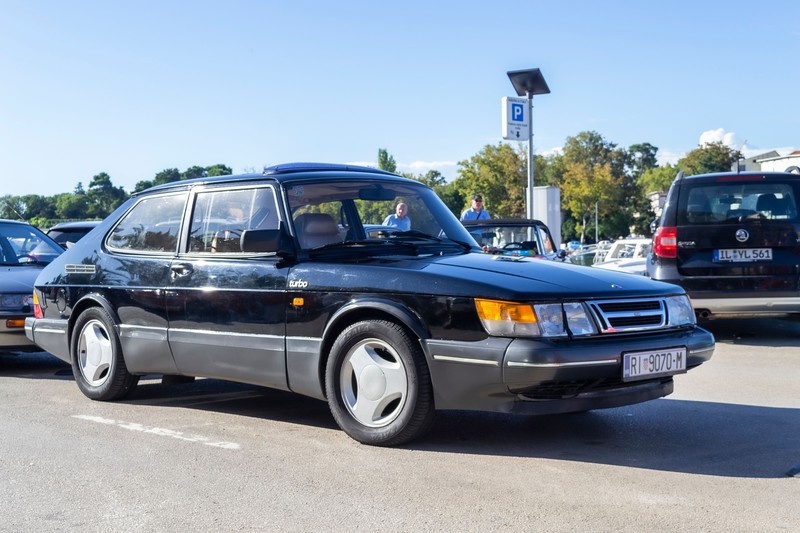 Der Saab 900 ist ein schwedisches Auto.