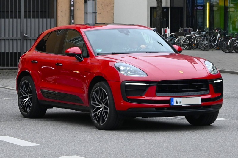 Platz 8 geht an den Porsche Macan.