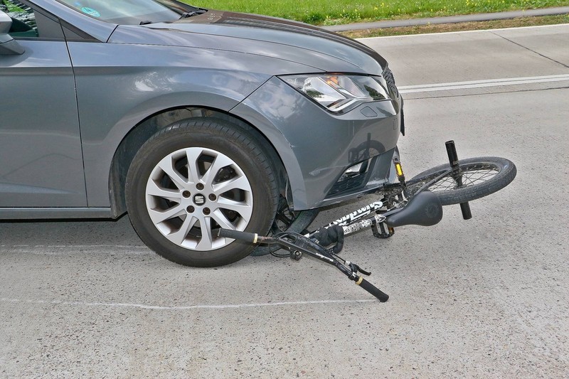 Autos dominieren die Straßen. Wie gefährlich ist das für Radfahrer?