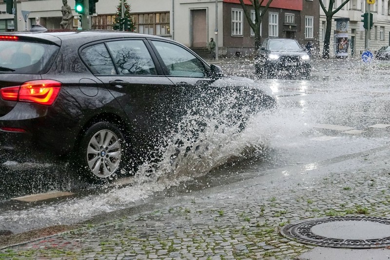 Das Durchfahren von Pfützen kann in Großbritannien teuer werden.