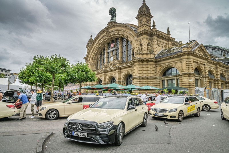 Frankfurt am Main ist nicht nur von regem Verkehr geprägt, sondern auch von hohen Parkplatz-Preisen.