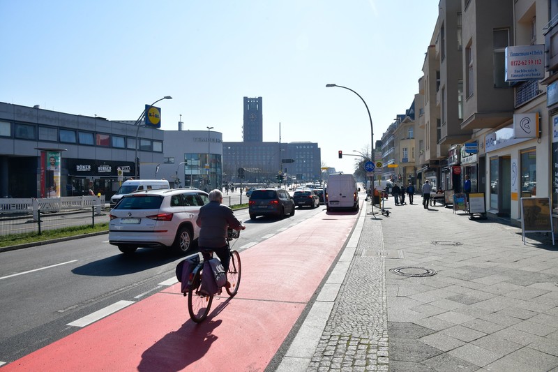 Der Mariendorfer Damm besitzt einen durchgängig geschützten Radfahrstreifen.