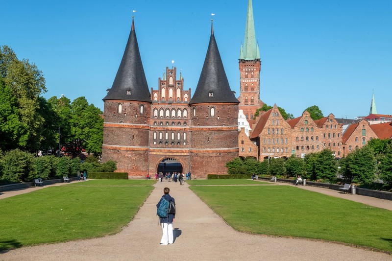 Der Ursprung der Fackenburger Allee liegt im 12. Jahrhundert und begann am Holstentor.