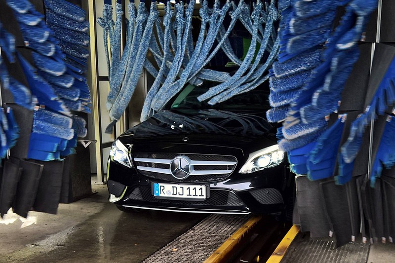 Nach dem Winter solltest du dein Auto von außen gründlich waschen.