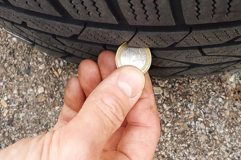 Ob die Profiltiefe der Reifen noch ausreicht, kannst du ganz leicht mit einer Ein-Euro-Münze prüfen
