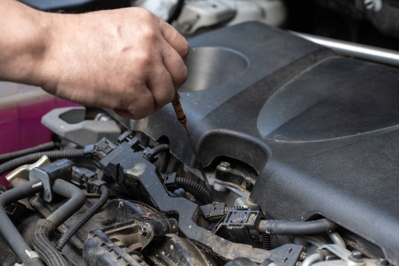 Prüfe beim Frühjahrsputz deines Autos auch den Füllstand der Flüssigkeiten.