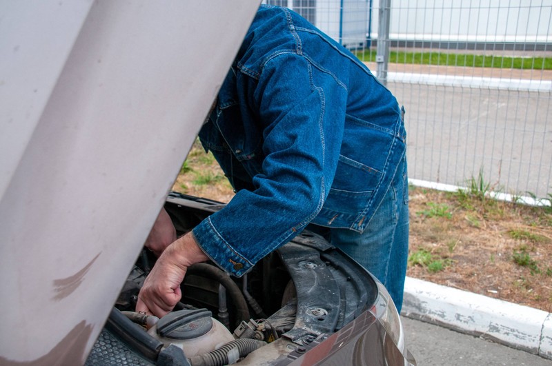 Schau bei der Reinigung deines Autos auch in den Motorraum und reinige ihn nach Bedarf.