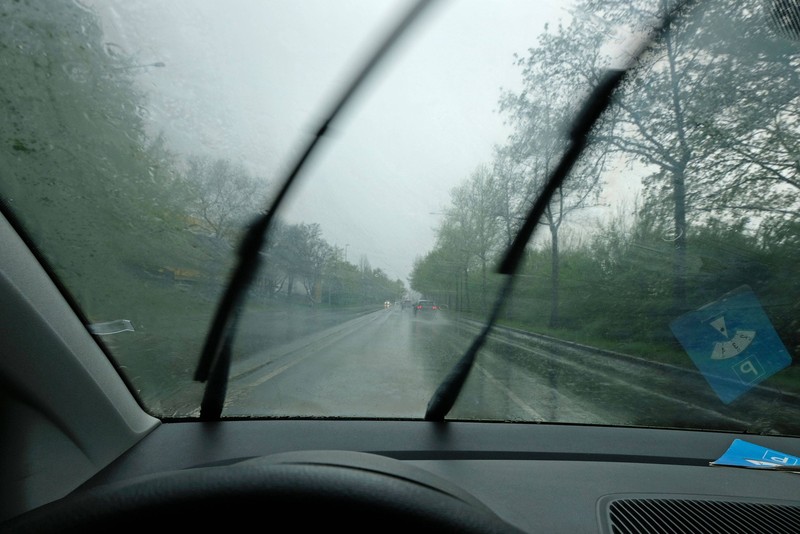 Um bei Regen freie Sicht zu haben, solltest du deine Scheibenwischer nach dem Winter kontrollieren.