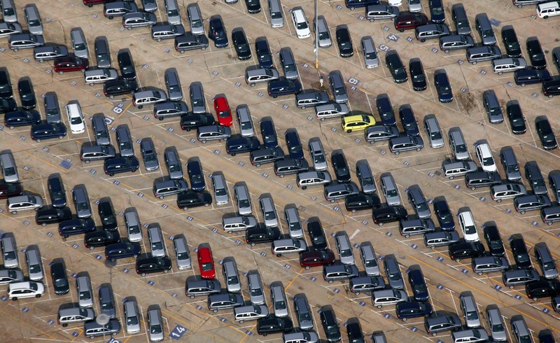 Parkende Fahrzeuge auf dem Auslieferungsparkplatz für Astra und Zafira Neuwagen des Opelwerkes in Bochum.