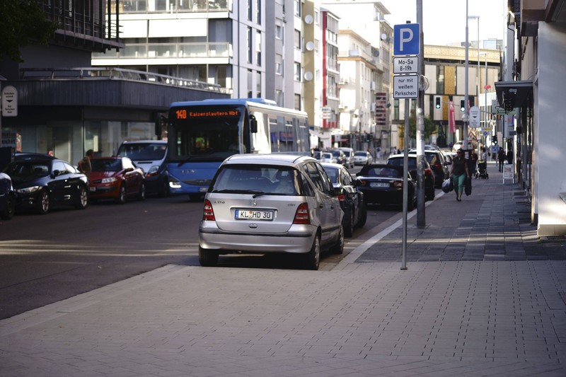 Auch in Kaiserslautern müssen Anwohner*innen für das Parken bezahlen.