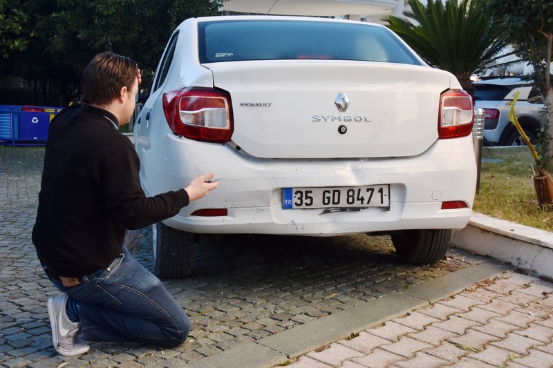 Eine genaue Prüfung des Fahrzeugs auf Schäden ist wichtig.