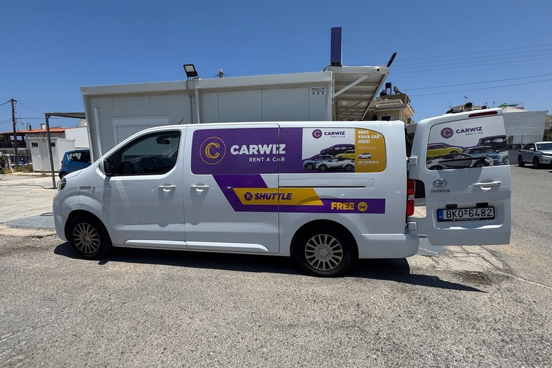 Mit dem Shuttle-Service wirst du zum Übergabestandort deines Mietwagens gefahren.