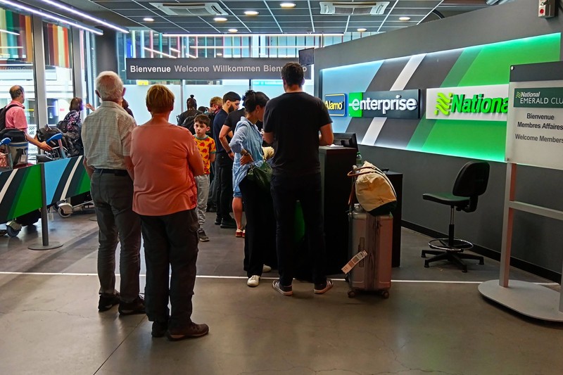 Wer zu spät bucht, muss am Flughafen lang anstehen.