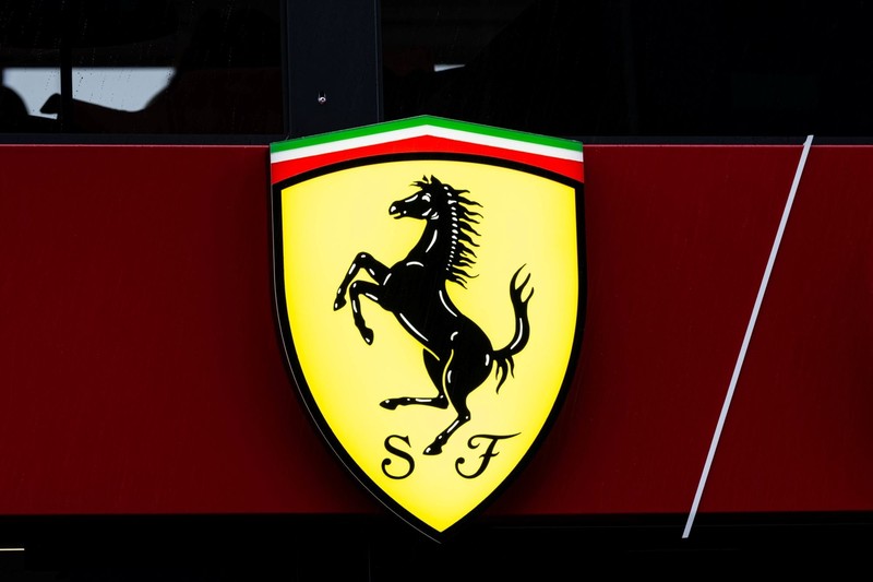 Das Ferrari-Markenlogo mit seinem stilgebenden Pferd.