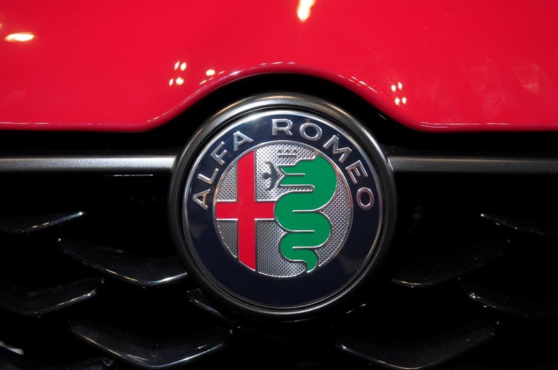 Das Markenlogo von Alfa Romeo ist vielfältig und detailliert.