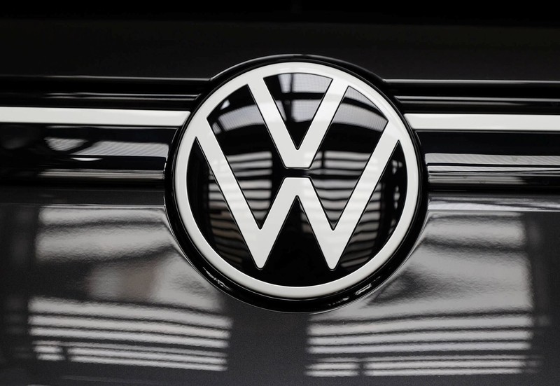 Das VW-Logo gestaltet sich modern und schlicht.