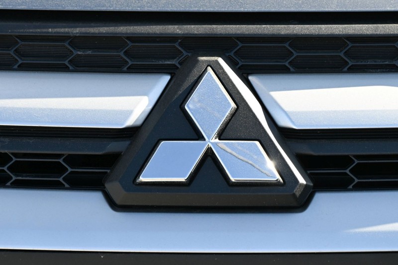 Der japanische Autohersteller Mitsubishi nutzt Diamanten als Logo.