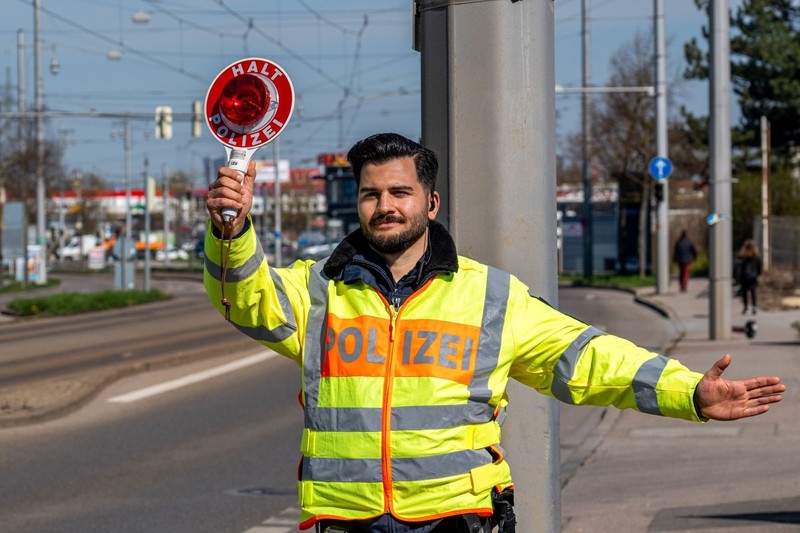 Kuriose Verstöße enden oft genau hier – beim Anhalten durch die Polizei.