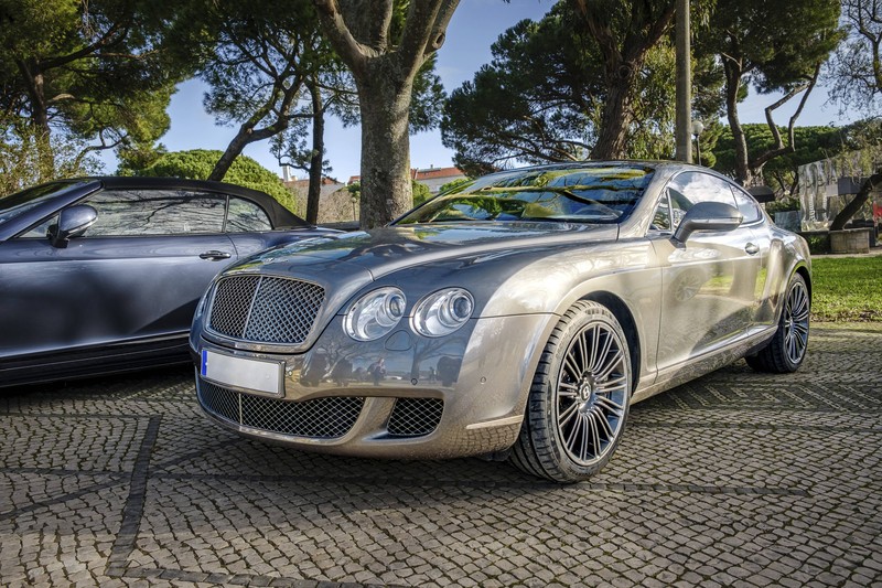 Ein Bentley Continental GT liegt mit 324 km/h auf dem ersten Platz.