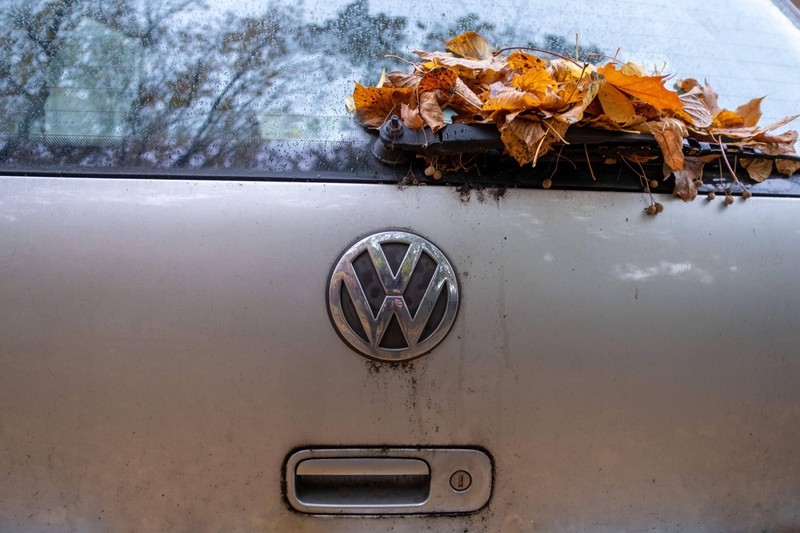 Im Herbst braucht ein Auto Fürsorge.