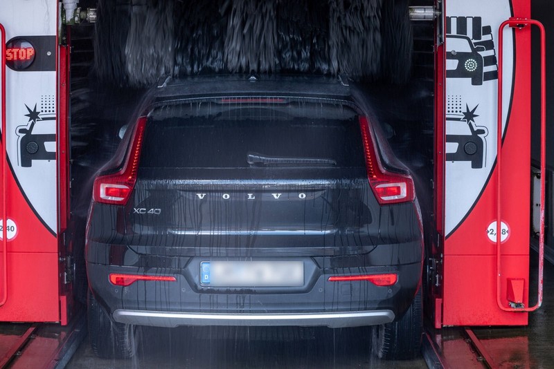 Eine regelmäßige Autowäsche beugt Schäden am Auto vor.