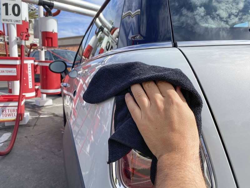 Mikrofasertücher eignen sich für eine schonende Reinigung des Autos.