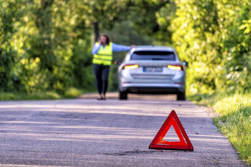 Wer eine Panne hat, sollte sich und sein Auto gut sichtbar machen.
