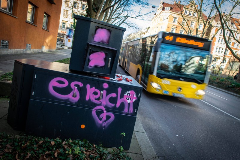 Einige Autofahrer*innen lassen gerne ihre Wut an Blitzern aus.