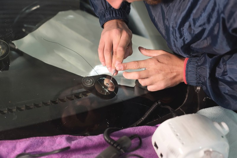 Auch kleine Risse solltest du direkt reparieren lassen.