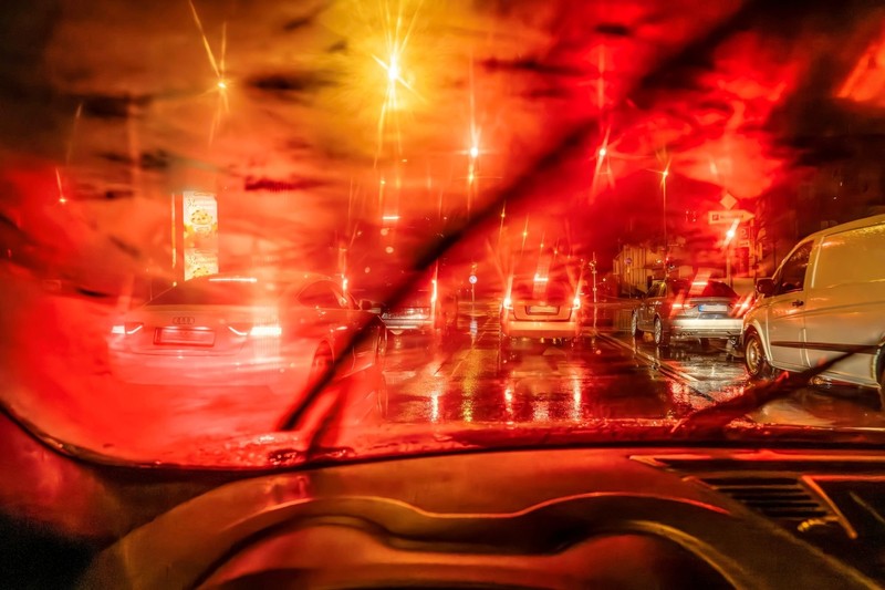 Eine beschlagene Autoscheibe behindert die Sicht.